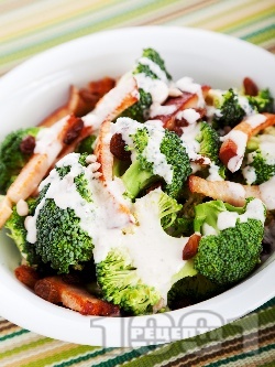 Здравословна салата със сурови броколи, стафиди и шунка - снимка на рецептата